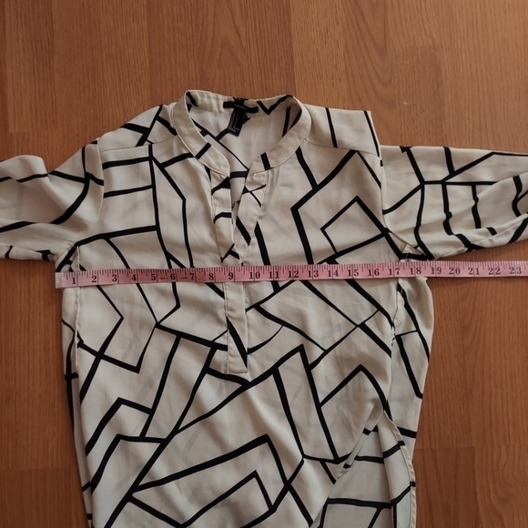 Forever 21 popover blouse black white geometric print roll tab sleeves Sz small - Picture 6 of 8